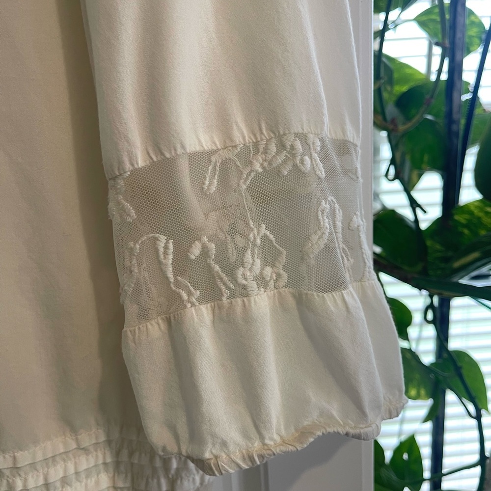 🍀 Elegant White Blouse with Lace Details 🍀 - Picture 6 of 11